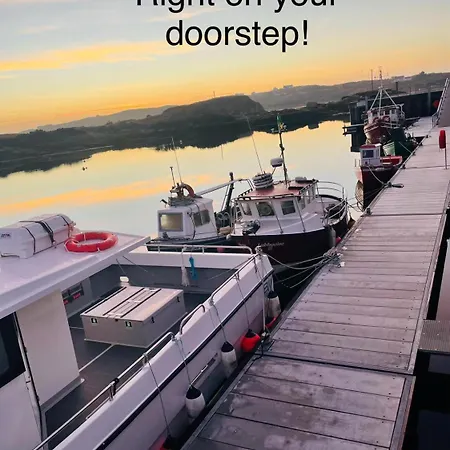 아파트 The Old Boathouse At Harbour 번베그